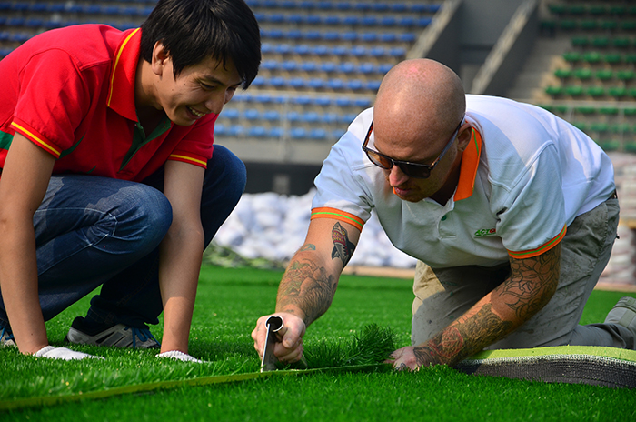 What is the material of artificial artificial lawn? How long does it last?