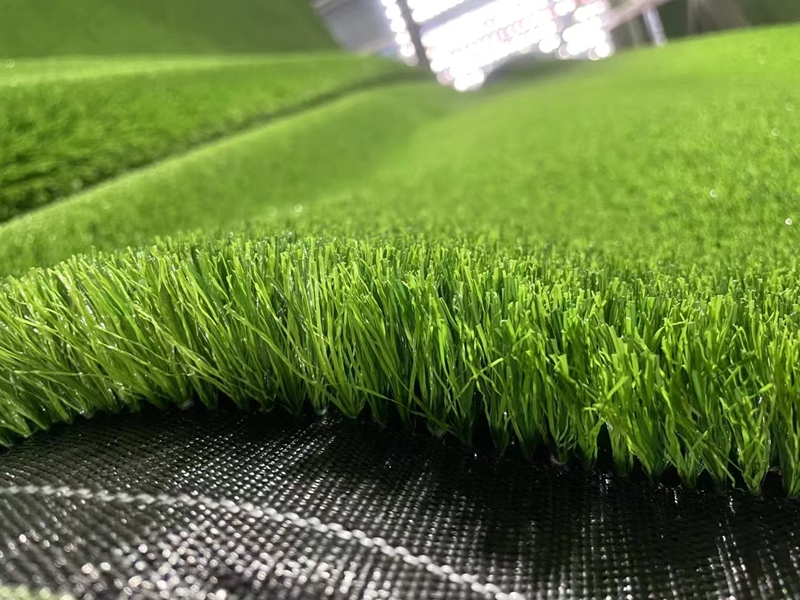 The materials of artificial grass are generally PE (polyethylene), PP (polypropylene), and PA (nylon). Polyethylene (PE) : It has good performance and is widely accepted by the public. Polypropylene (PP) : Grass fibers are relatively hard and are generally suitable for tennis courts, basketball courts, etc. Nylon: It is relatively expensive and is mainly used in high-end courses such as g
