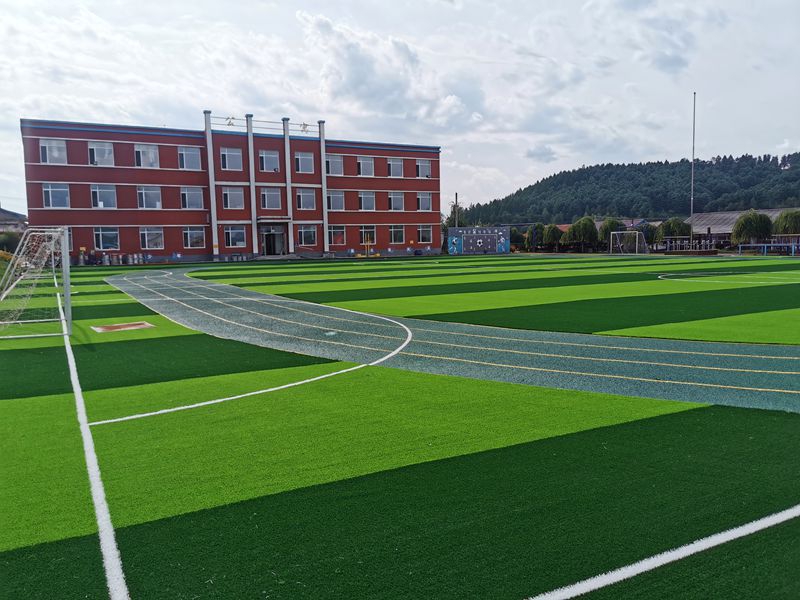 On a leveled site, lay a suitable base material, such as crushed stones, sand or rubber particles, to provide good drainage and buffering effects. The thickness and uniformity of the base material must be strictly controlled to ensure the stability and comfort of the site.