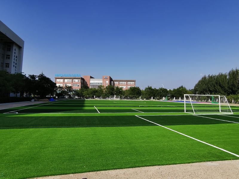 Spread out the artificial turf and lay it in the field, paying attention to keeping the direction and texture of the turf consistent. The adjacent lawns should be closely joined together to avoid any gaps. Special glue or connectors can be used to fix the lawn.